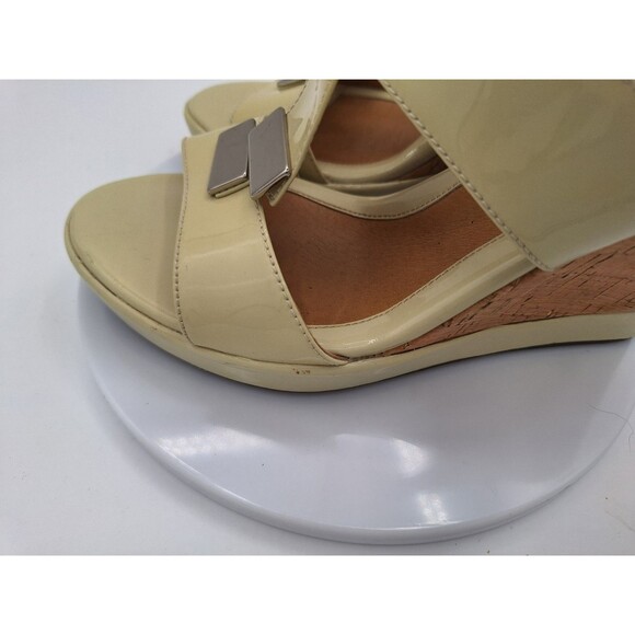 Sofft Anita CreamPatent Leather Wedge Sandals size 8M Womens - Picture 7 of 11